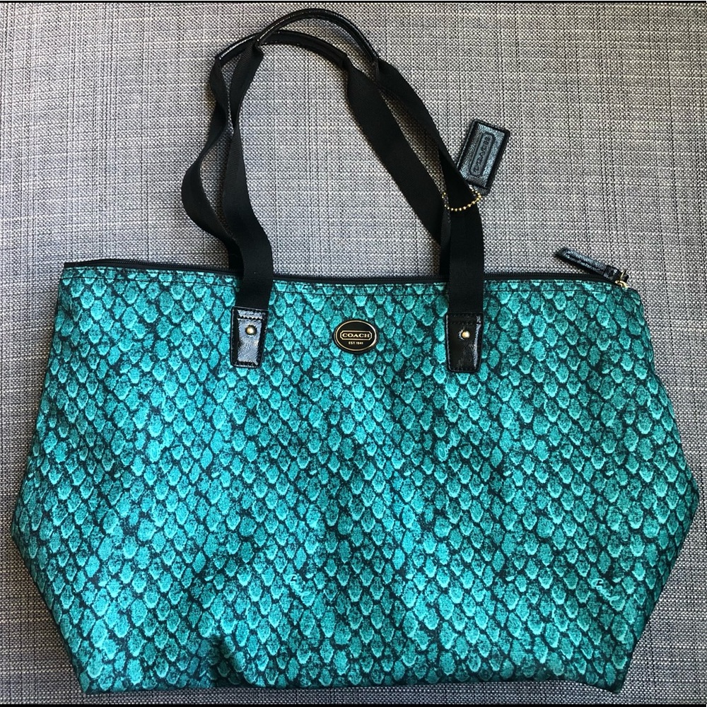 Coach purse with removable inner pouch/clutch